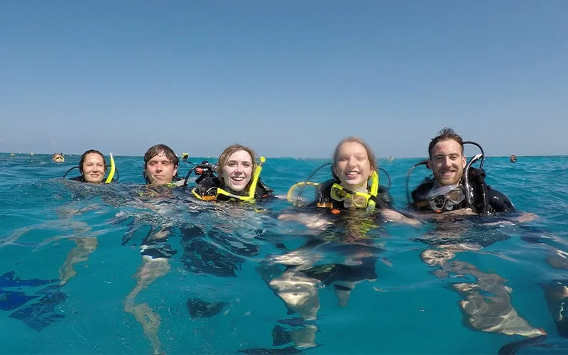 Cette fois, on est dans l'eau prêts pour de la plongée sous-marine et du monitoring sur la Grande Barrière de Corail en Australie